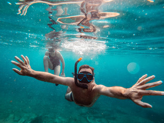 Father and daughter snorkeling in the sea - obrazy, fototapety, plakaty