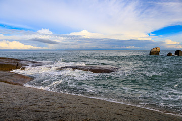 Landschaft mit Wasser und Stein mit Aussicht auf das Meer
