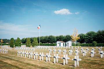Fototapeta na wymiar Un cimetière militaire français. Un mémorial militaire de la guerre mondiale. 
