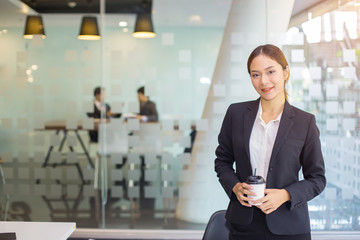 Obraz premium Start up concept,Start-up Asia business team in meeting and helped analyze the marketing problems of the company or beginning new project