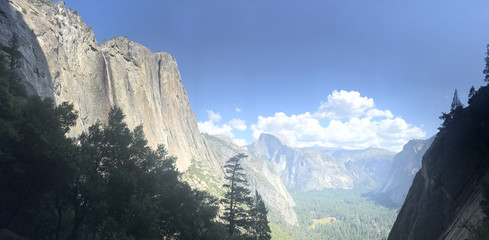 Blick auf den Upper Yosemity Wasserfall und Half Dome im Spätsommer aus Sicht eines Wanderers. - obrazy, fototapety, plakaty