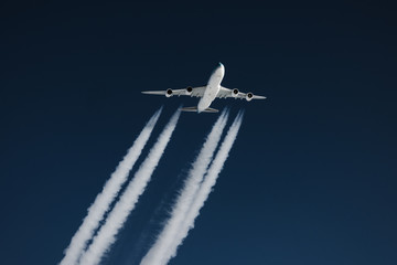 Flugezeug (Jumbojet) mit Kondensstreifen 