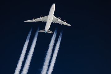 Flugezeug (Jumbojet) mit Kondensstreifen 