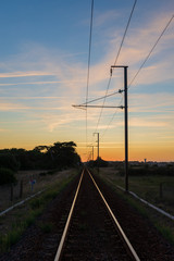 Plakat Sonnenuntergang über Bahnschienen
