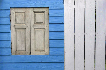 Obraz na płótnie Canvas The gray window on the wall is light blue.
