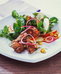 Feldsalat mit Hühnerleber und Äpfeln