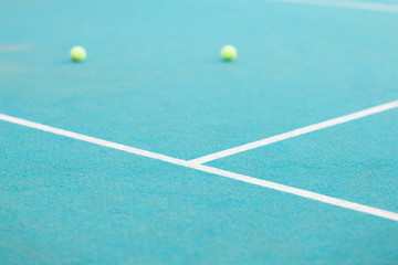 Zwei Tennisbälle auf einem Indoor Tennisplatz