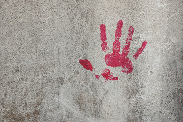 Hand auf Betonwand