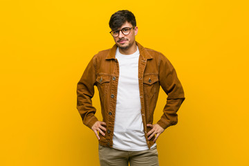 Obraz premium Young hispanic casual man confident keeping hands on hips.