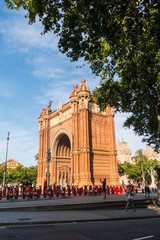 Fototapeta premium Pedestrians walking in front of the amazing Triumphal Arch, located in Barcelona, Spain, Europe