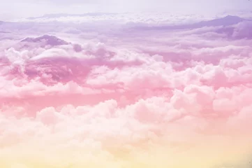 Fototapeten schöne pastellfarbene Fantasiewolken mit Hügelspitze als paradiesischer Hintergrund © OHishi_Foto