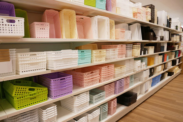 様々な収納箱が陳列された棚