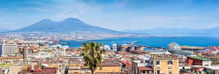 Photo sur Aluminium Naples Vue panoramique de Naples, Italie. Castel Nuovo et Galleria Umberto I dominant les toits des maisons voisines de Naples.