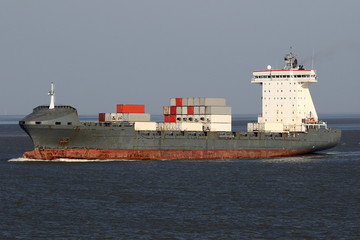 graues Feederschiff in Fahrt
