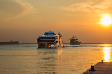 Zwei Schiffe im Sonnenuntergang an der Elbe bei Wedel