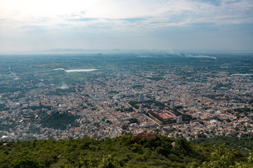 Obraz premium Overall view of the city of Tiruvannamalai and the Annamalaiyar temple from the Arunchalahill sacred mountain hiking on a summer day, Tiruvannamalai, Tamil Nadu, India 2019
