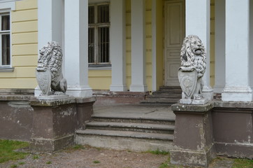 lwy z herbami przy schodach wejściowych do Pałacu Raczyńskich w Złotym Potoku