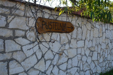 Mur z kierunkowskazem PUSTELNIA © Ewa