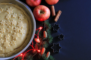 Torta natalizia tradizionale americana fatta in casa. Dessert di torta di mele da infornare...