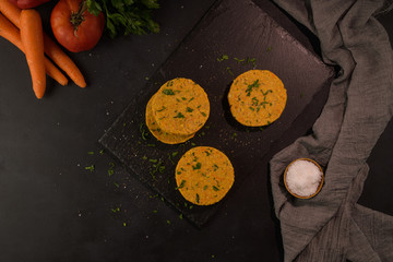 Raw veggie burger with chickpeas and vegetables