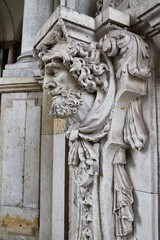 Obraz premium greek roman pillar with bust statue