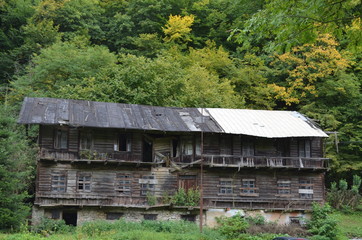 Stary opuszczony dom drewniany, pensjonat, styl szwajcarsko-ojcowski, Ojcowski park narodowy, Ojców, Polska