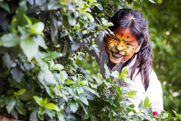 lion cracks between the leaves
