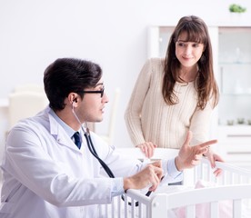 Fototapeta premium Doctor explaining to young mother