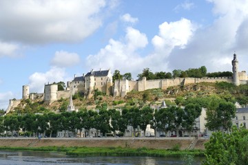 La Cité Royale dominant la ville de Chinon au bord de la Vienne