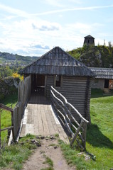 Góra Birów - zabudowania zrekonstruowanego grodu drewnianego, Podzamcze, Jura, Polska © Ewa