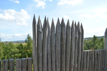 palisada, ostrokół, częstokół - ogrodzenie Grodu na Górze Birów, rekonstrukcja, Podzamcze, Polska © Ewa