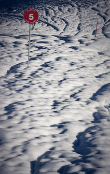 panneau indicateur de piste de ski en montagne