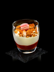 Dessert maître patissier verrine fraise vanille granola avec macaron fraise