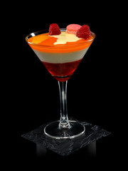 Dessert maître patissier verre cocktail fraise vanille granola en verrine avec macaron fraise et framboise
