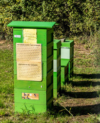 Bienenkästen auf Wiese © focus finder