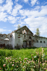 Naklejka premium Ancient building, sunny day, green gradd