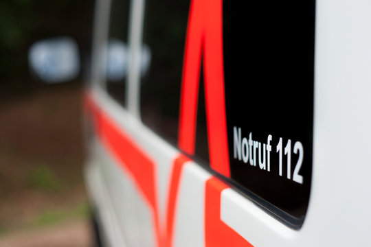 Notruf 112 Aufschrift auf einem Rettungswagen 
