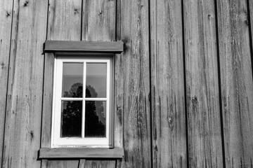 Obraz premium Old weathered wood barn farm window 