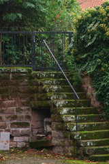 Die moosbewachsene Treppe eines alten Gemäuers beziehungsweise einer Burg. ..