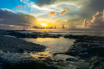 atardecer con reflejos en el agua, cielo hermoso 