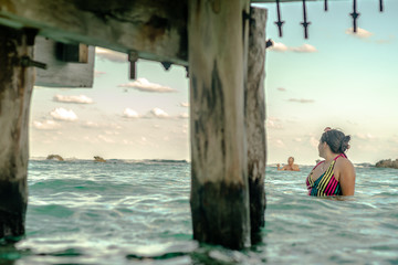 mujer admirando el horizonte