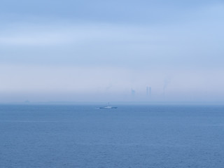 Fototapeta na wymiar 薄もやがかかった東京湾の風景