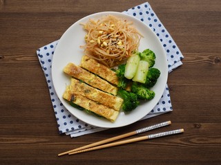 Korean side dishes, egg roll, Seasoned Bean Sprouts, broccoli