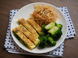 Korean side dishes, egg roll, Seasoned Bean Sprouts, broccoli