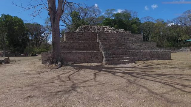 Ruinas de la Ciudad Maya de Cop&aacute;n en Honduras. Toma a&eacute;rea de Pir&aacute;mide ceremonial. 