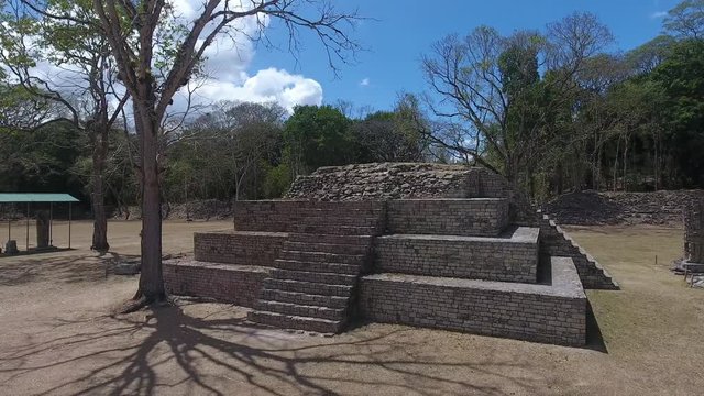 Ruinas de la Ciudad Maya de Cop&aacute;n en Honduras. Toma a&eacute;rea de Pir&aacute;mide ceremonial. 