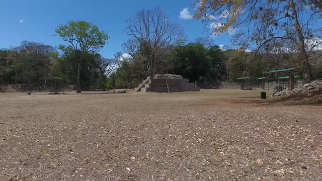 Ruinas de la Ciudad Maya de Cop&aacute;n en Honduras. Toma a&eacute;rea de Pir&aacute;mide ceremonial. 