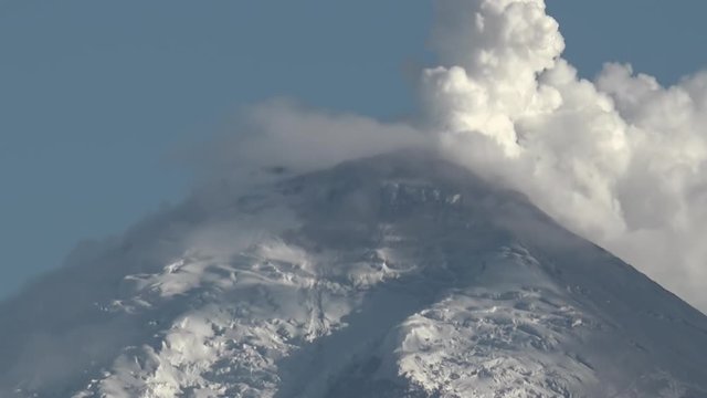 Timelapse de la cumbre del Cotopaxi erupcionando