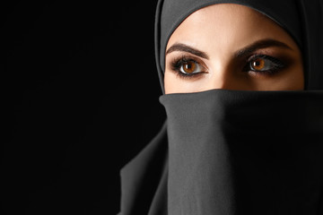 Naklejka premium Beautiful Muslim woman on dark background