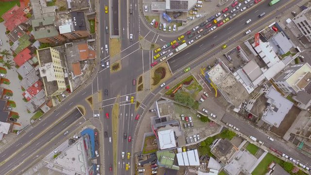 Toma cenital a&eacute;rea de una intersecci&oacute;n de veh&iacute;culos en Quito
